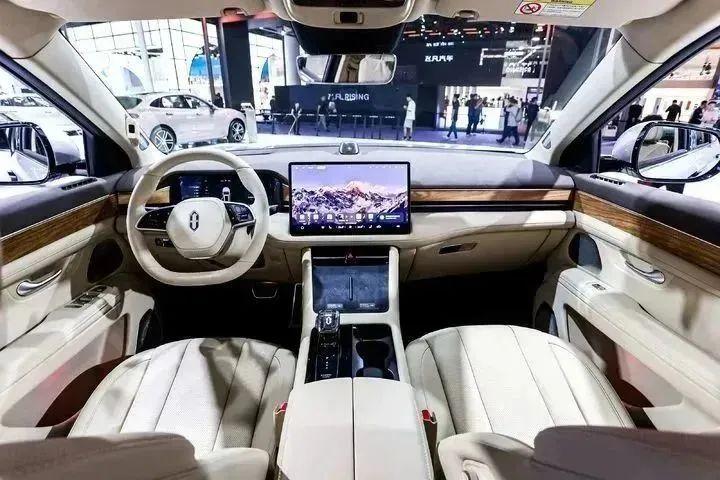 华为问界M9为什么是科技车皇，一辆重新定义智能的SUV